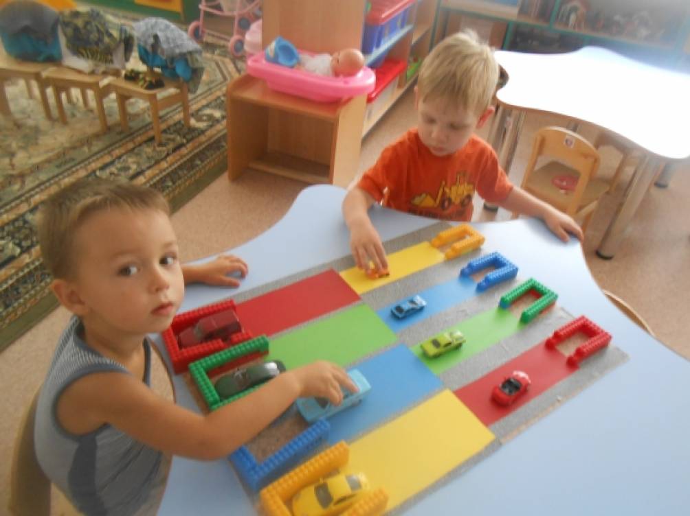 Занятия по сенсорике средняя группа. Сенсорика в 1 младшей группе. Сенсорные занятия для детей раннего возраста. Занятия в группе раннего возраста. Игрушки для развития сенсорики в детском саду.