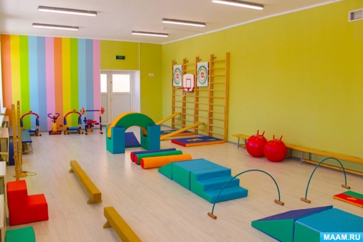 Помещения в садике. Спортивный зал в детском саду. Физкультурный зал в детском саду. Спортзал в детском саду. Спортивный зал для детей.