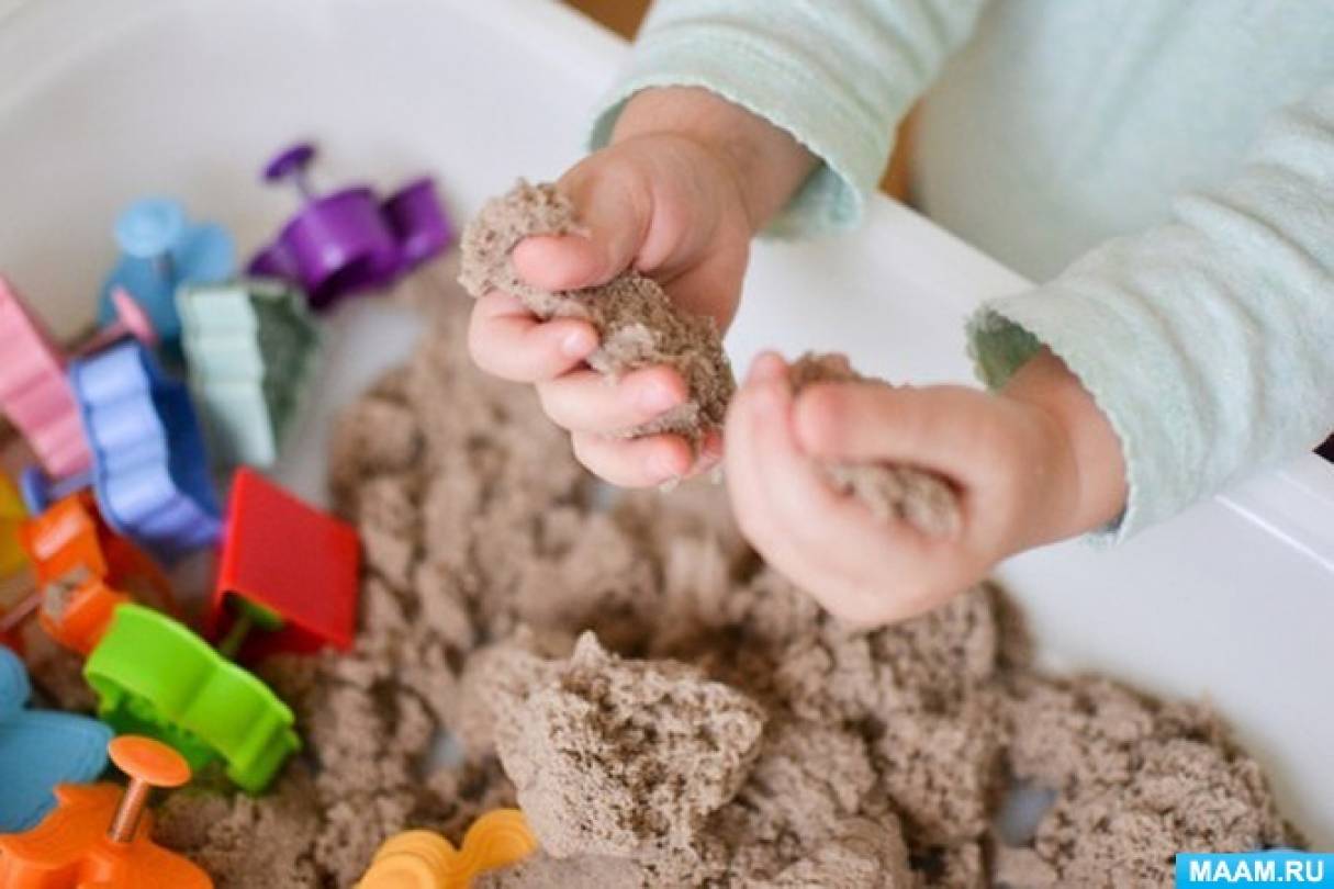 Песок в глаза ребенку что делать. Кинетический песок. Игры с кинетическим песком. Песок для мелкой моторики. Мелкая моторика для детей.