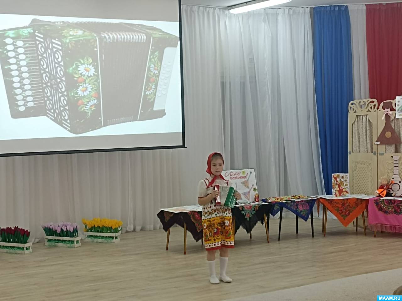 Смотреть фотографию №1 Фото №1 День рождения балалайки