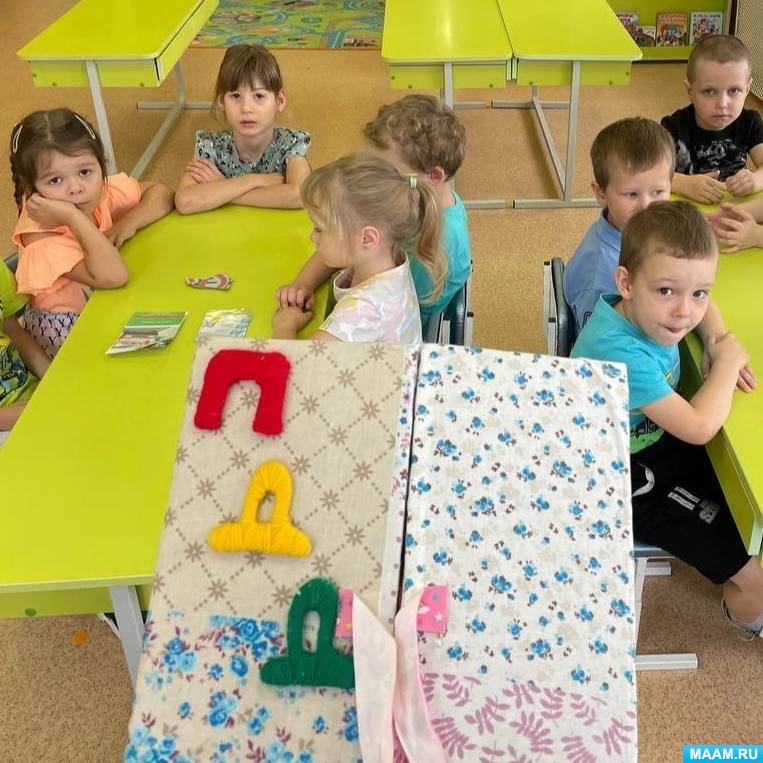 Смотреть фотографию №11 Фото №11 На занятии присутствовали сотрудники ОГИБДД они провели с детьми профилактическую беседу по предупреждению детского дорожно транспортного травматизма на дорогах