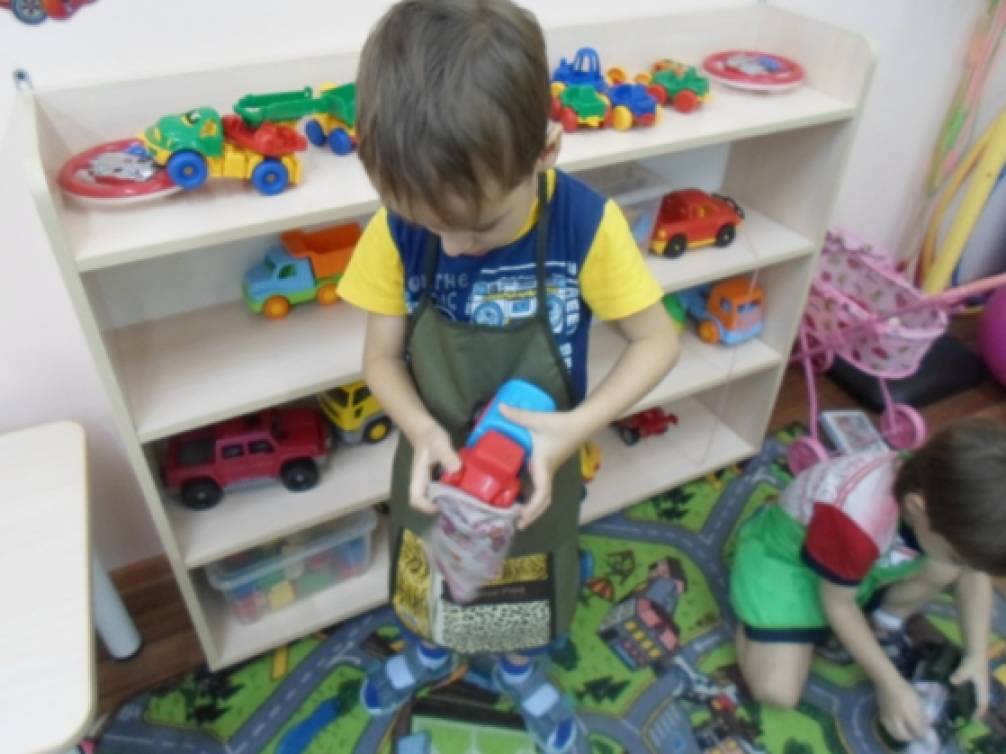 уборка групповой комнаты. уборка групповой комнаты. хозяйственно бытовой труд в доу. сюжетные игрушки для дошкольников. уборка групповой комнаты.