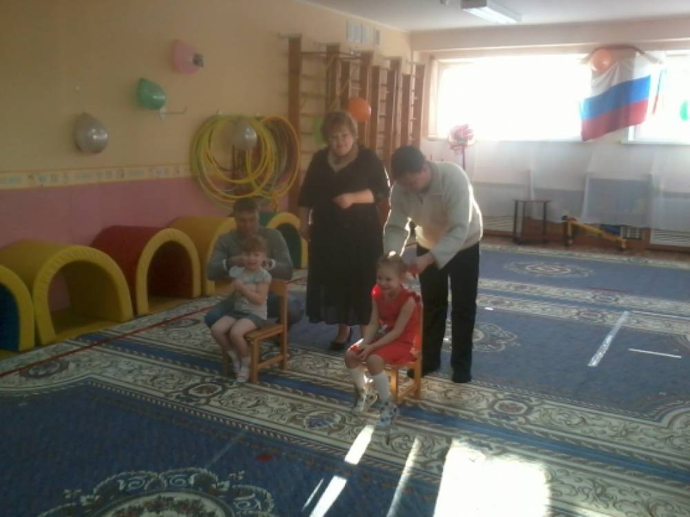 Совместный с родителями праздник «Сегодня папин праздник, играю с ним весь день!» (средняя группа. Февраль 2014 г.) Фото Совместный с родителями праздник «Сегодня папин праздник, играю с ним весь день!» (средняя группа. Февраль 2014 г.)