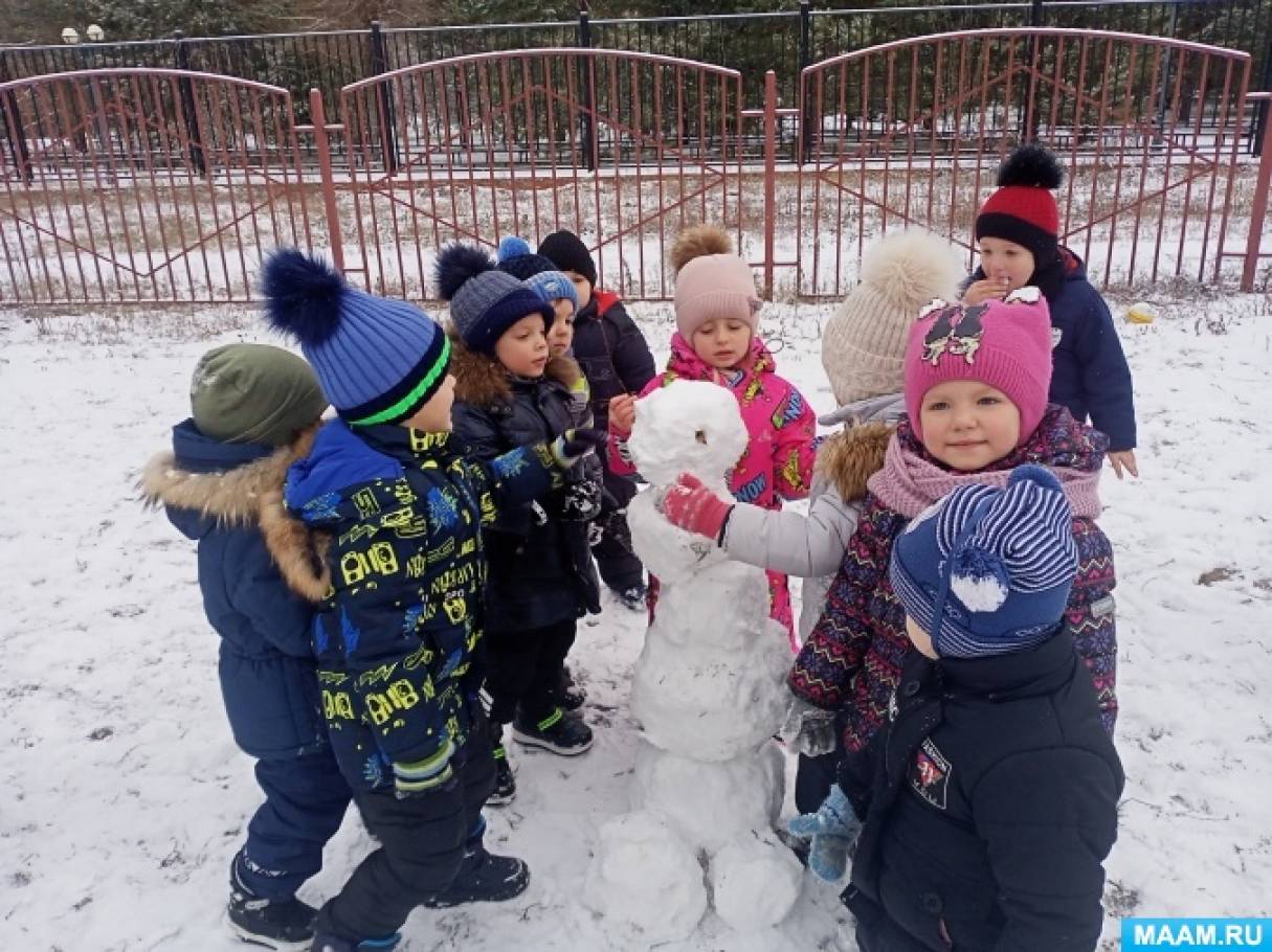 Воспитатель зимой. Снеговик воспитатель и дети. Дети с воспитателем зимой. Целевая прогулка в средней группе