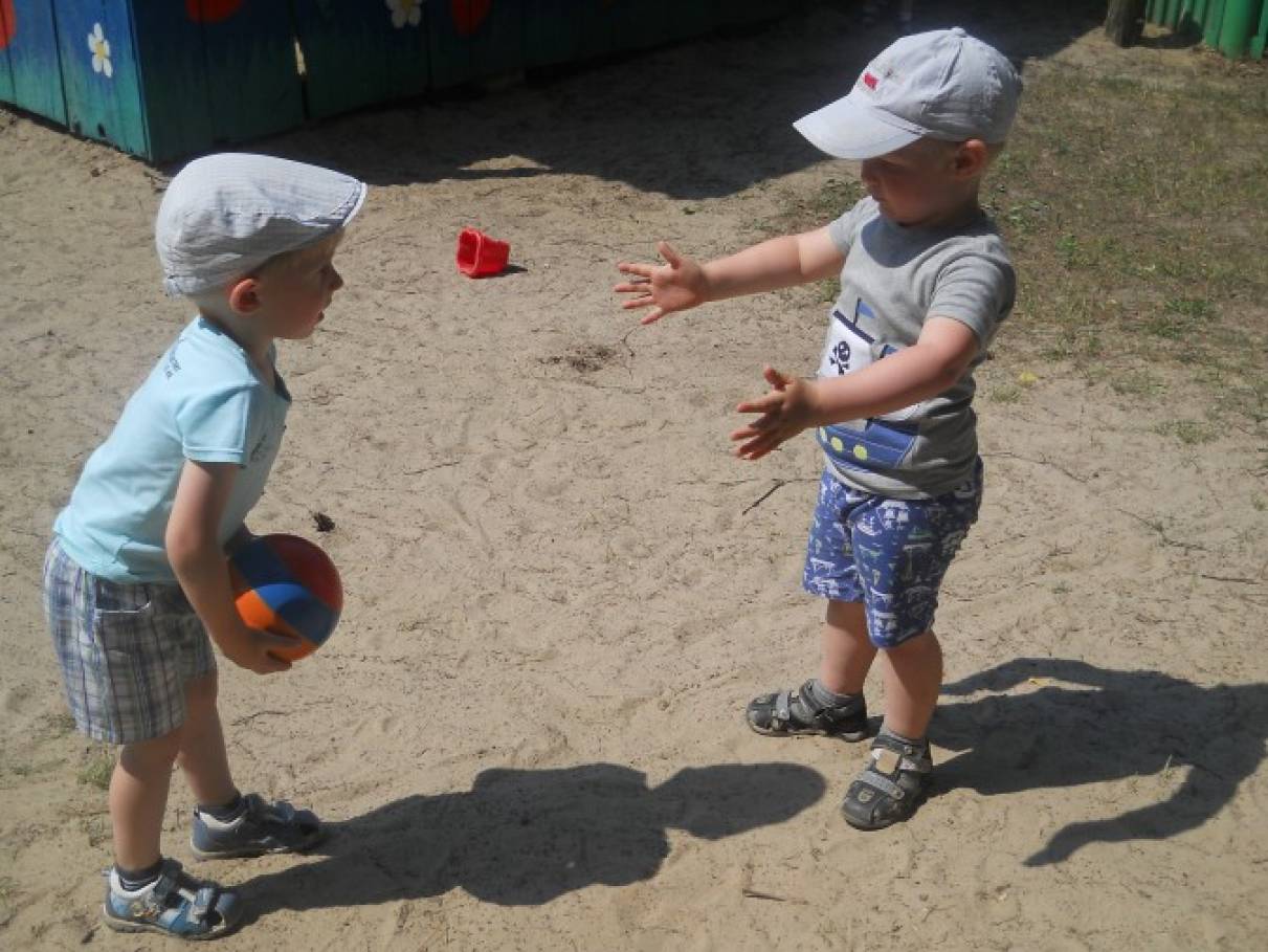 Игры с мячом младшая группа. Мячи для детей в детском саду. Дети летом на прогулке в ДОУ. Игры для детей раннего возраста. Дети играют в мяч.