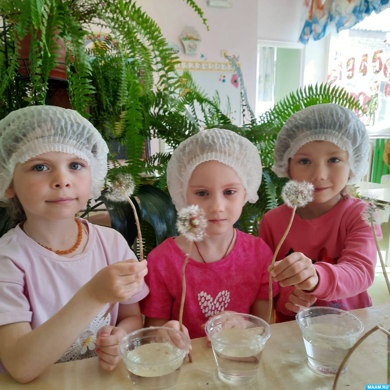 Смотреть фотографию №4 Фото №4 Затем ребята попали в лабораторию Светлячков Решили провести опыт Намокнет ли белый