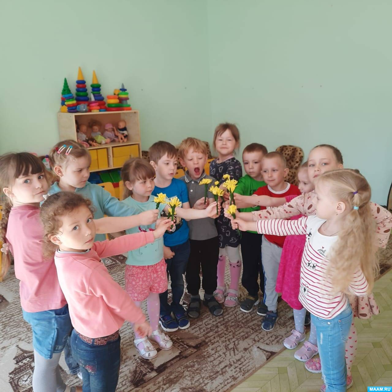 Смотреть фотографию №12 Фото №12 После опытов мы решили выйти на прогулку и найти одуванчики на участке детского сада