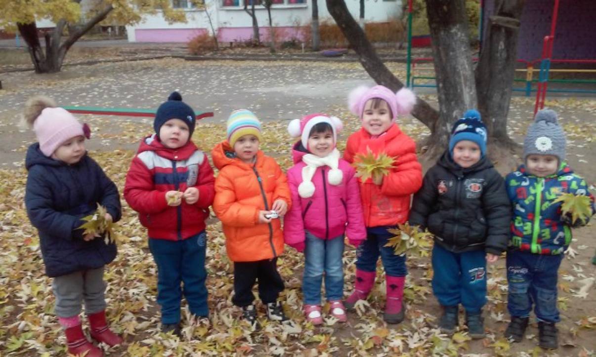 Прогулка в детском саду. Дети на прогулке в детском саду. Прогулка в ДОУ. Фотосессия в детском саду на прогулке. Прогулка в первой младшей группе март