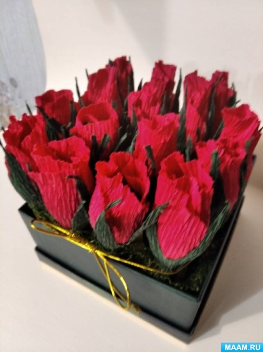 Розы из гофрированной бумаги с конфетой внутри