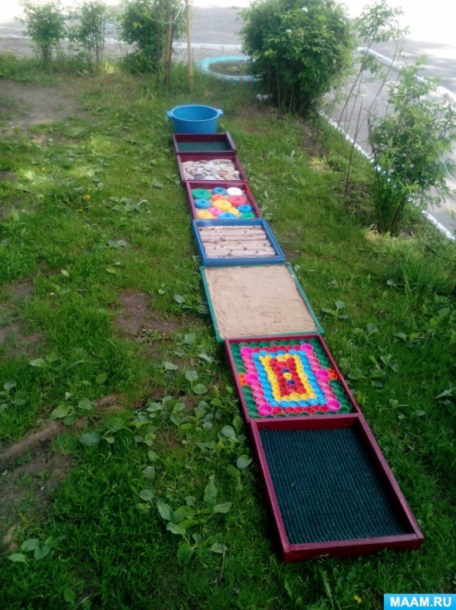 Дорожка в садик. Дорожка здоровья в детском саду. Массажные дорожки на участке. Дорожка здоровья на участке в детском. Дорожка здоровья в детском саду на участке.