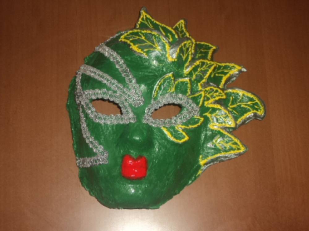 Маска своими руками из папье. Карнавальные маски папье-маше. Маска из папье маше. Маскарадные маски папье маше. Венецианская маска мастер класс для детей.