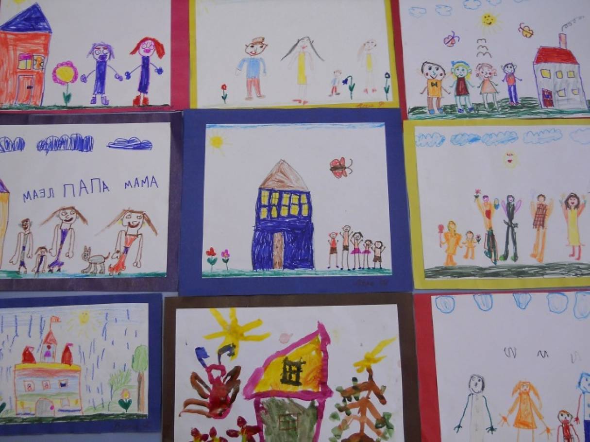 Моя семья детский сад младшая группа. Рисование на тему детский сад. Выставка рисунков моя семья в детском саду. Выставка рисунков в детском саду. Рисование на тему мой детский сад.