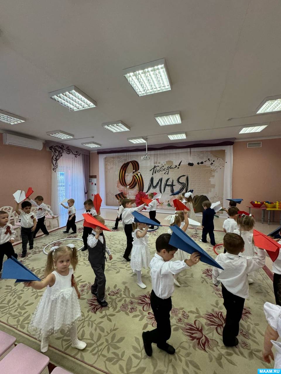 Смотреть фотографию №8 Фото №8 дети друг за другом входят в зал