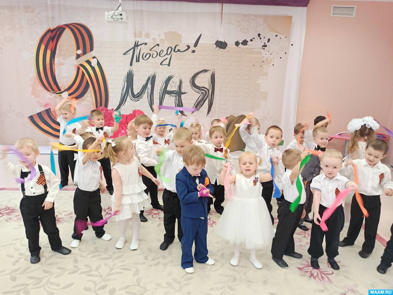 Смотреть фотографию №12 Фото №12 Дошкольники рассказывают стихотворения посвященные празднику и с словами благодарности ветеранам