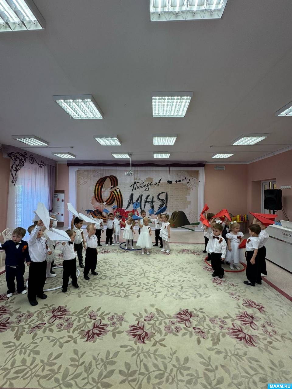 Смотреть фотографию №9 Фото №9 Воспитатель ребята скоро наступит день мая и мы с вами будем отмечать великий праздник День Победы В этот день вся наша страна чествует своих героев победителей