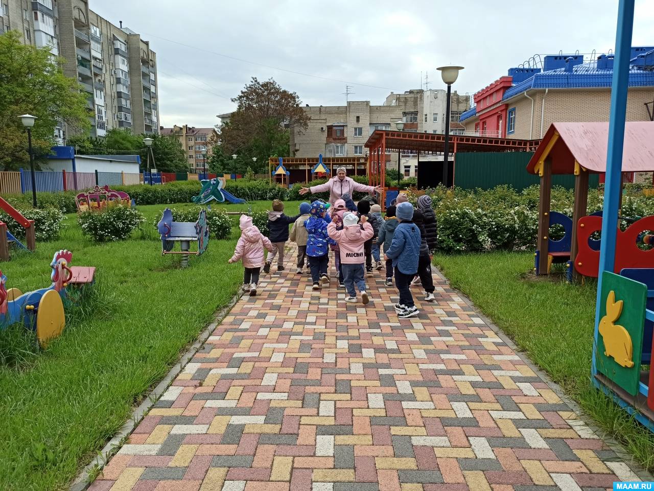 Смотреть фотографию №5 Фото №5 Носит одуванчик желтый сарафанчик