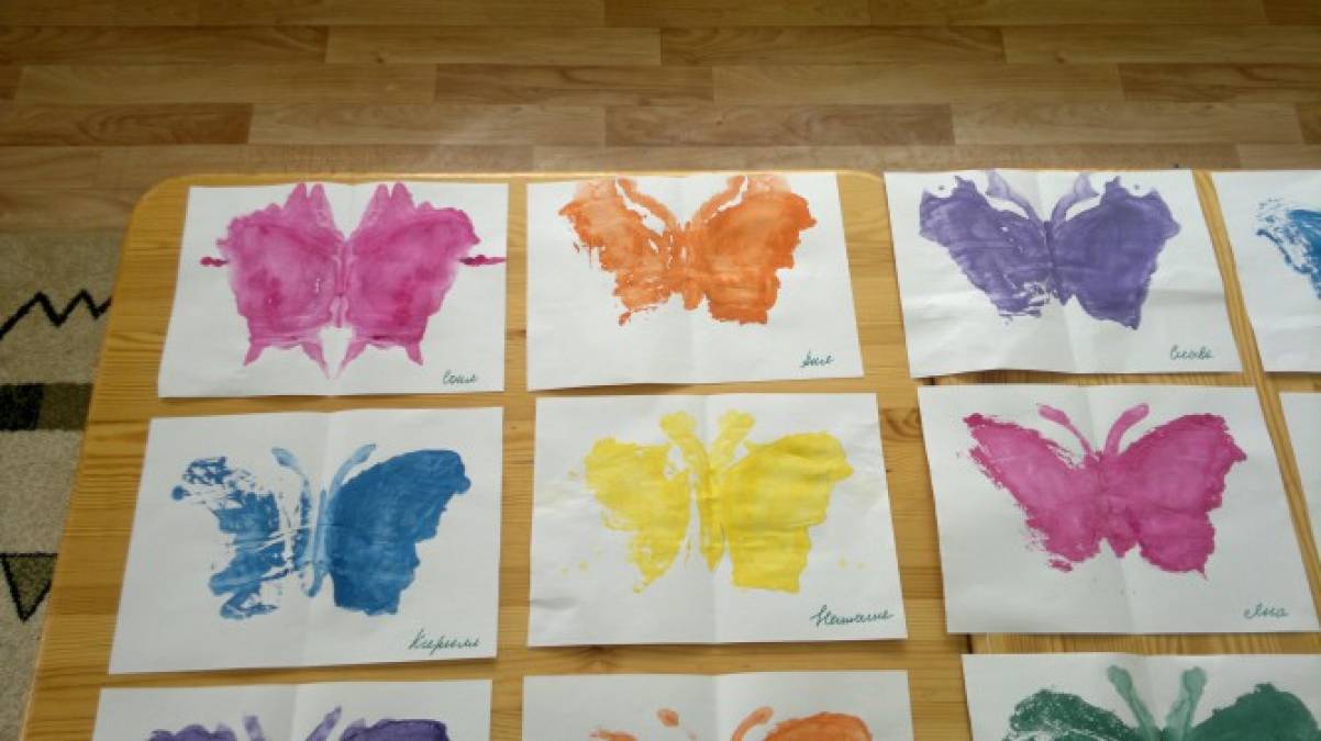 Занятие бабочки средняя группа. Рисование в средней группе. Рисование красками в средней группе. Рисование в младшей группе. Нетрадиционное рисование в старшей группе.
