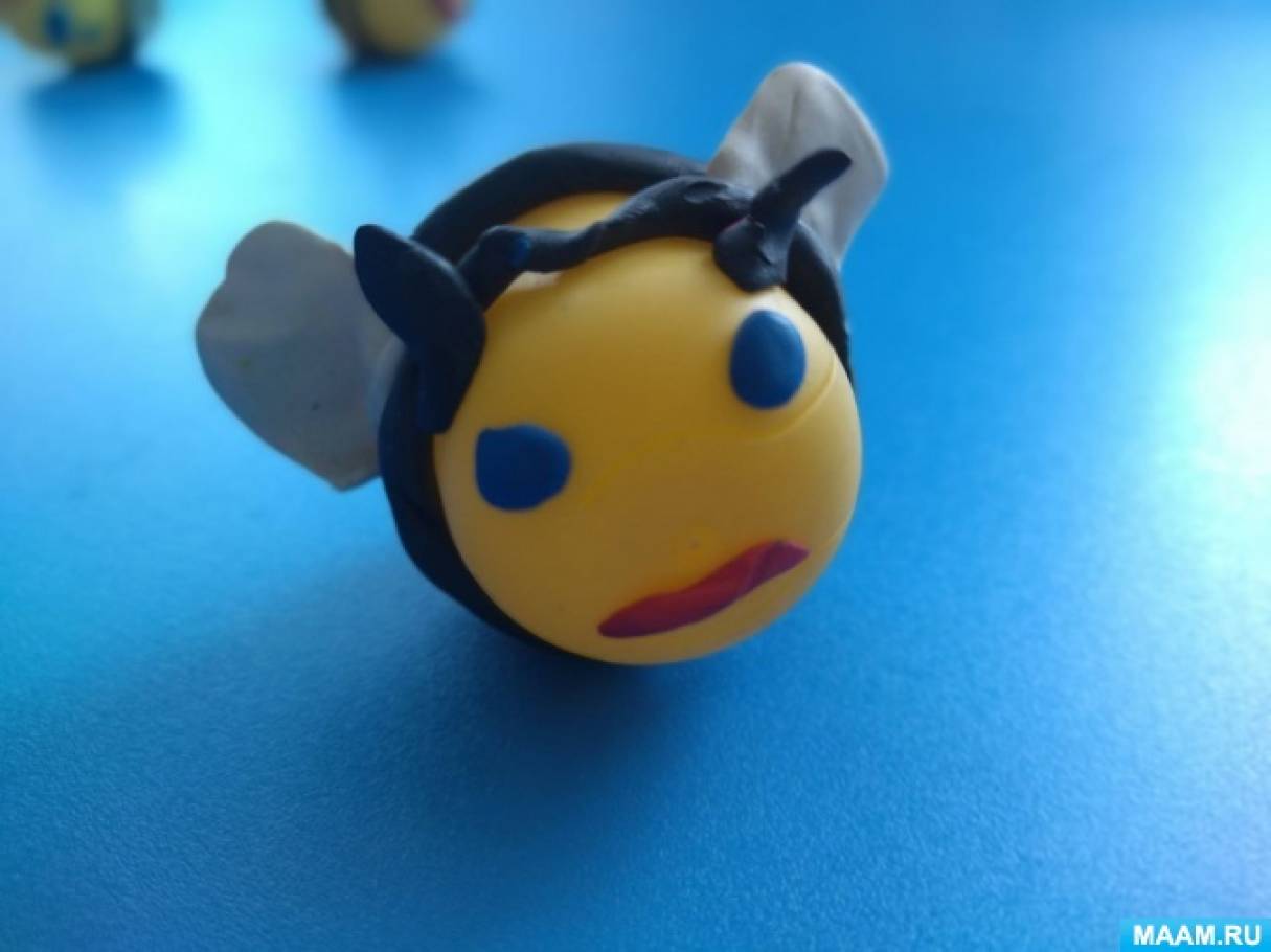 Поделка из яиц от киндер-сюрприза «Пчёлка». Фотоотчет