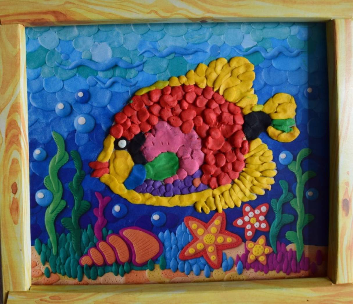 Пластилин картон 4 класс. Панно пластилин. Пластилинография в детском саду. Пластилиновая живопись для детей. Пластилинография рыбка.