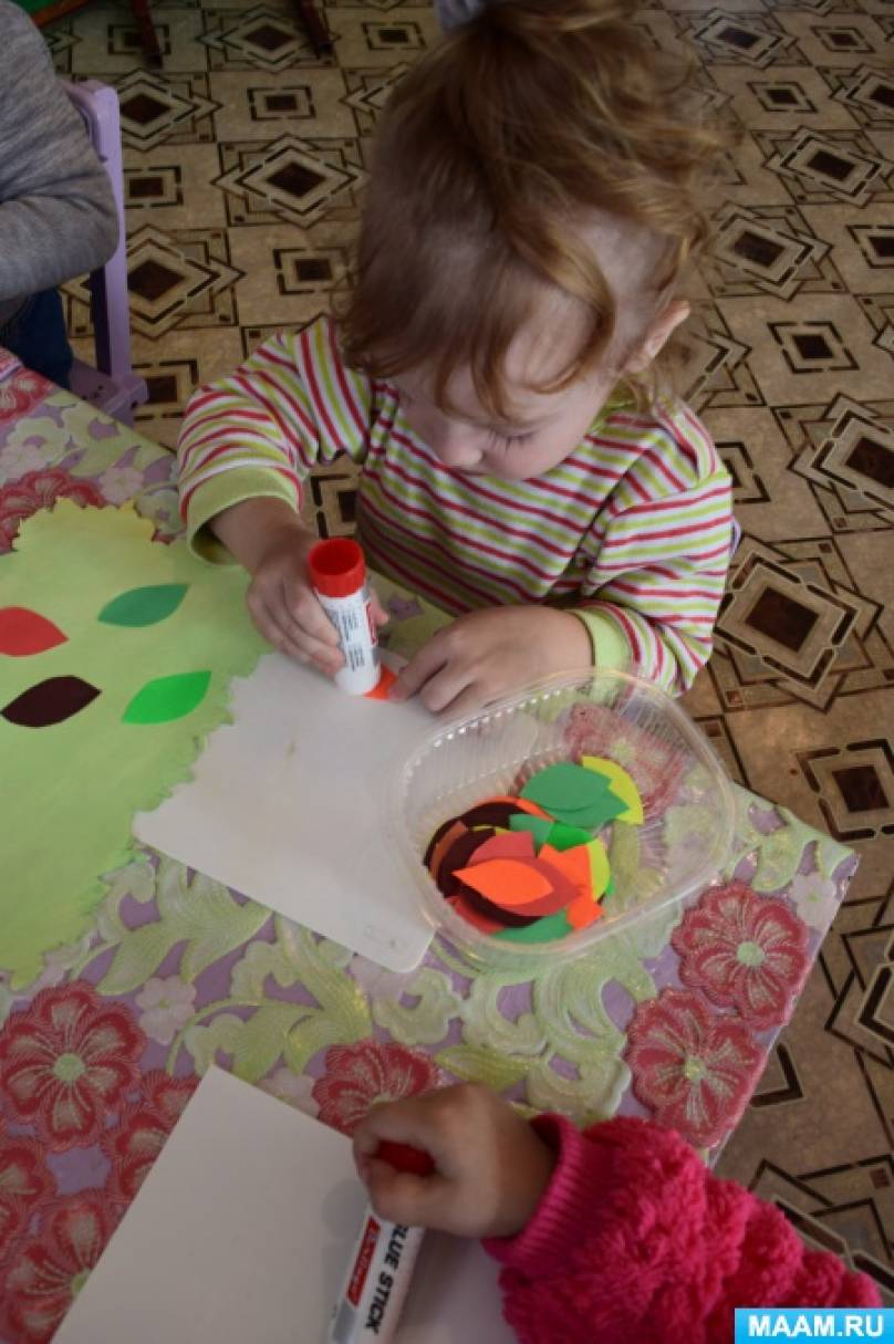 Аппликация с ребенком 2 года из листьев