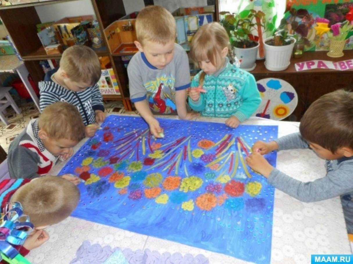 Рисование в разновозрастной группе. Коллективное рисование. Коллективное панно для детей. Коллективное рисование в средней группе. Рисование салют в ясельной группе в детском саду.