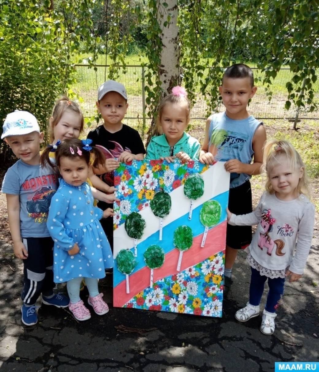 Коллективная творческая работа детей разновозрастной группы ко Дню России «Берёзка — символ России»