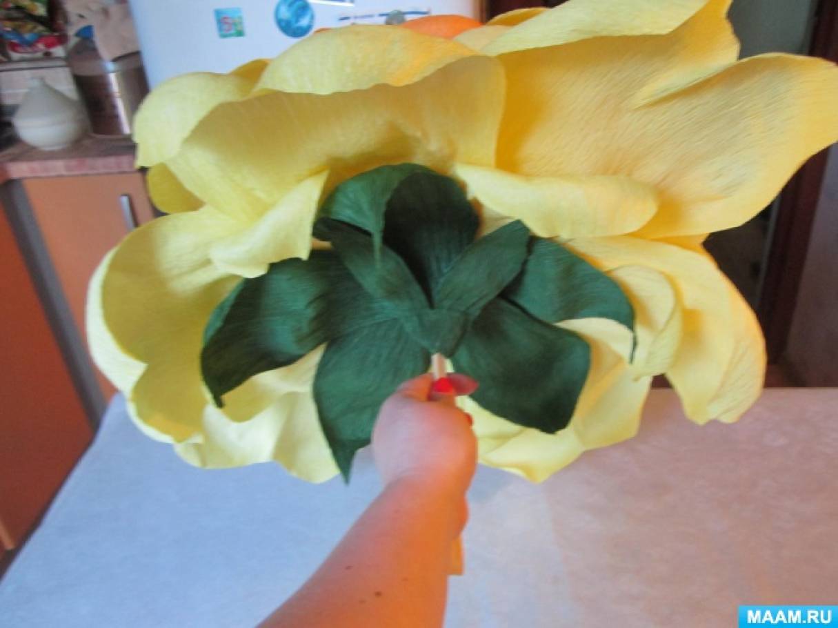 Большие цветы из гофрированной бумаги своими руками: мастер-классы, полезные рекомендации -