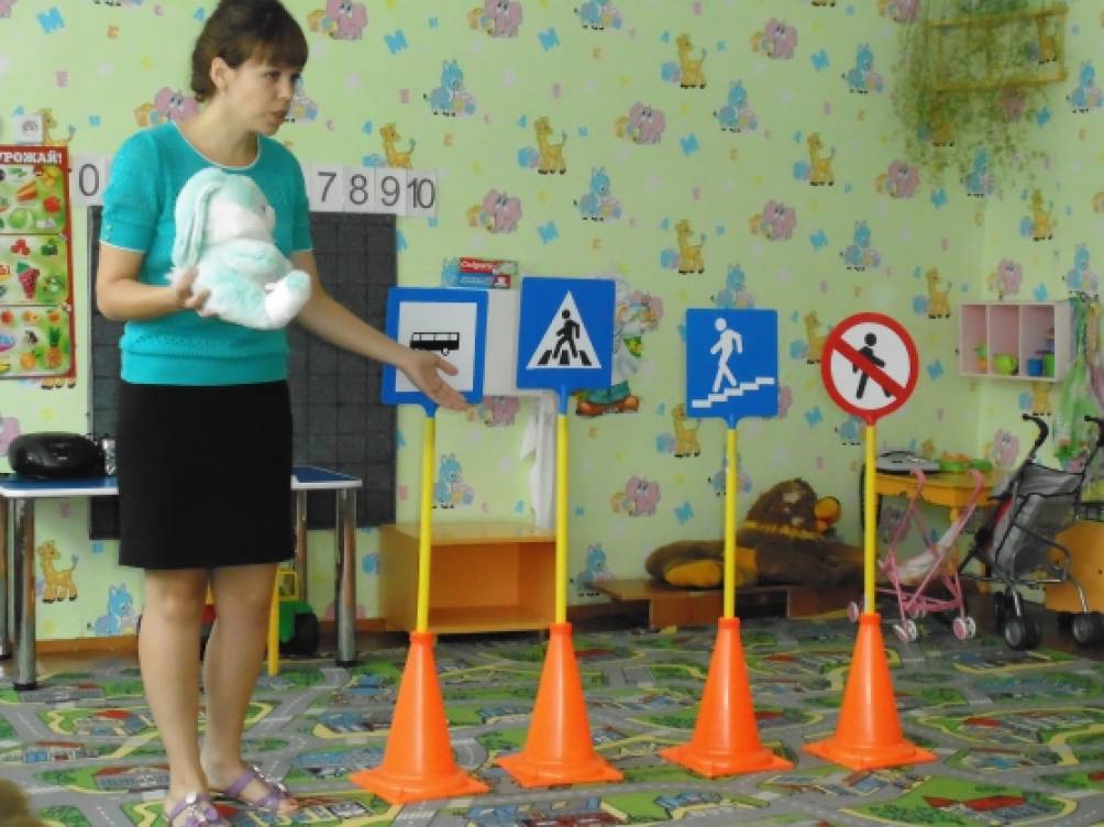 Пдд средняя. Занятия по ПДД В детском саду. Занятие по ПДД В средней группе. ПДД В подготовительной группе. Занятие в средней группе на тему ПДД.