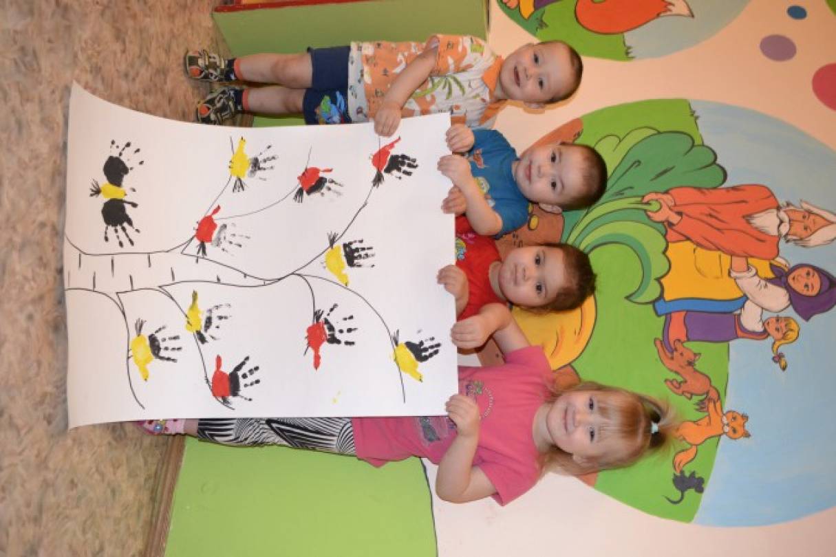 Первая младшая группа неделя книги. Рисование в первой младшей. Рисование в ясельной группе детского сада. Рисование с детьми ясельной группы. Ясельная группа день.