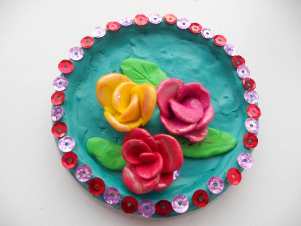 Подарки из пластилина на день рождения. Цветы из пластилина на диске. Цветы из пластилина на тарелке. Подарок для мамы на тарелочке.