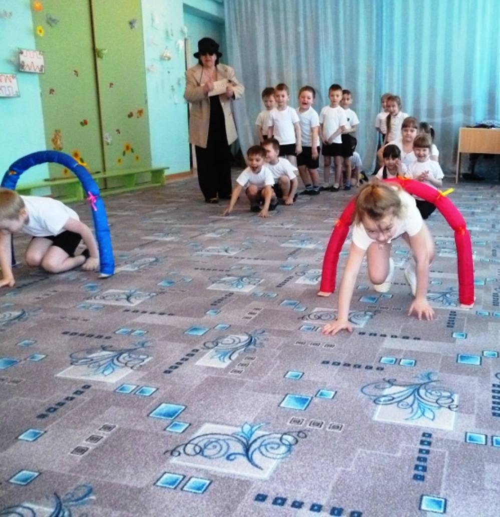 Спортивное развлечение 23 февраля старшая группа. Развлечения и досуги в старшей группе. Развлечения спортивное для старшей группы на день России.