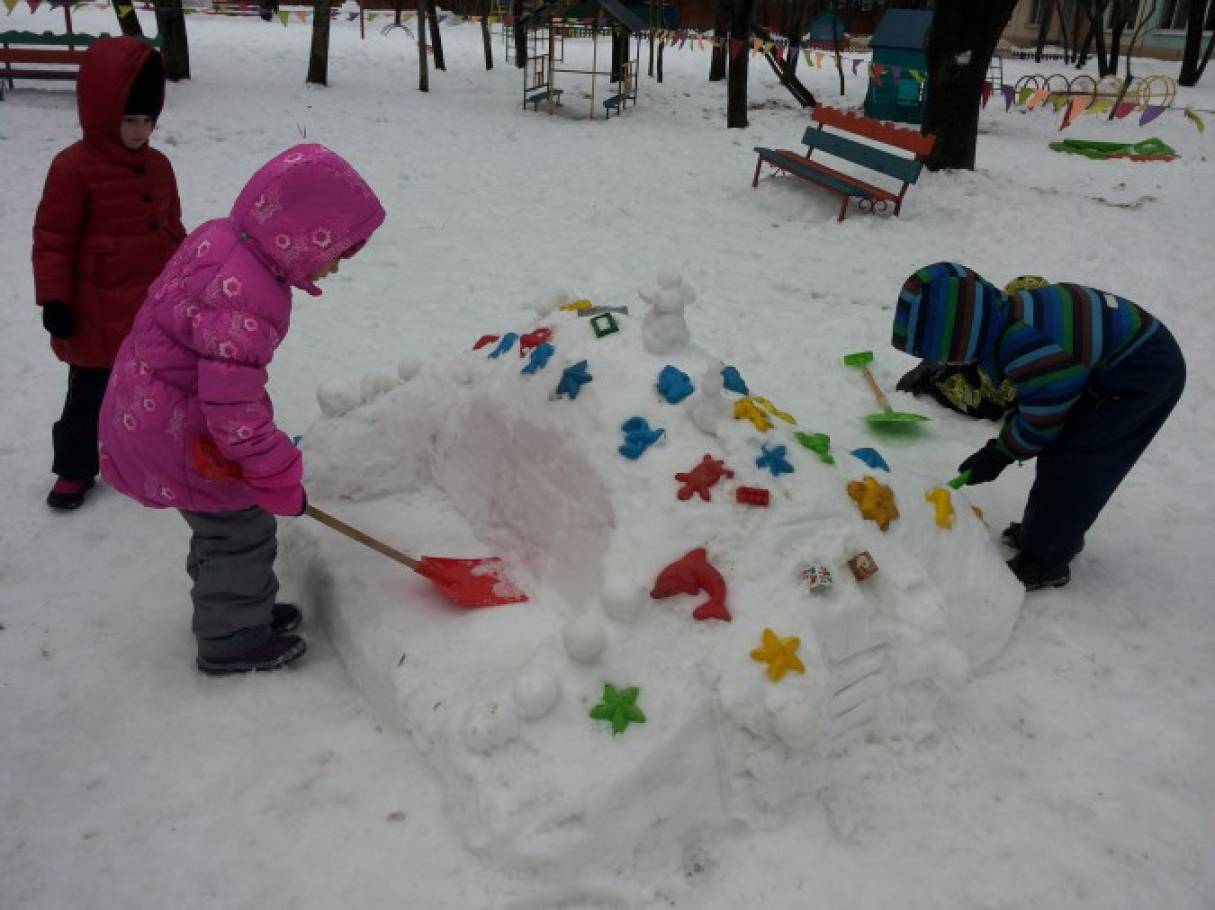 Снежки в сад. Снежные постройки в детском саду. Фигуры из снега в детском саду. Лепка из снега. Снежные скульптуры в детском саду.