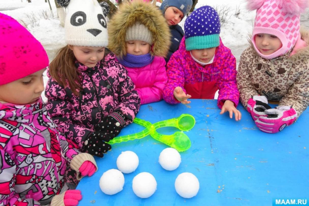 Снежки в сад. Экспериментирование в детском саду зимой на прогулке. Эксперименты зимой на улице в детском саду. Дети в детском саду зимой. Зимние игры в детском саду на улице.