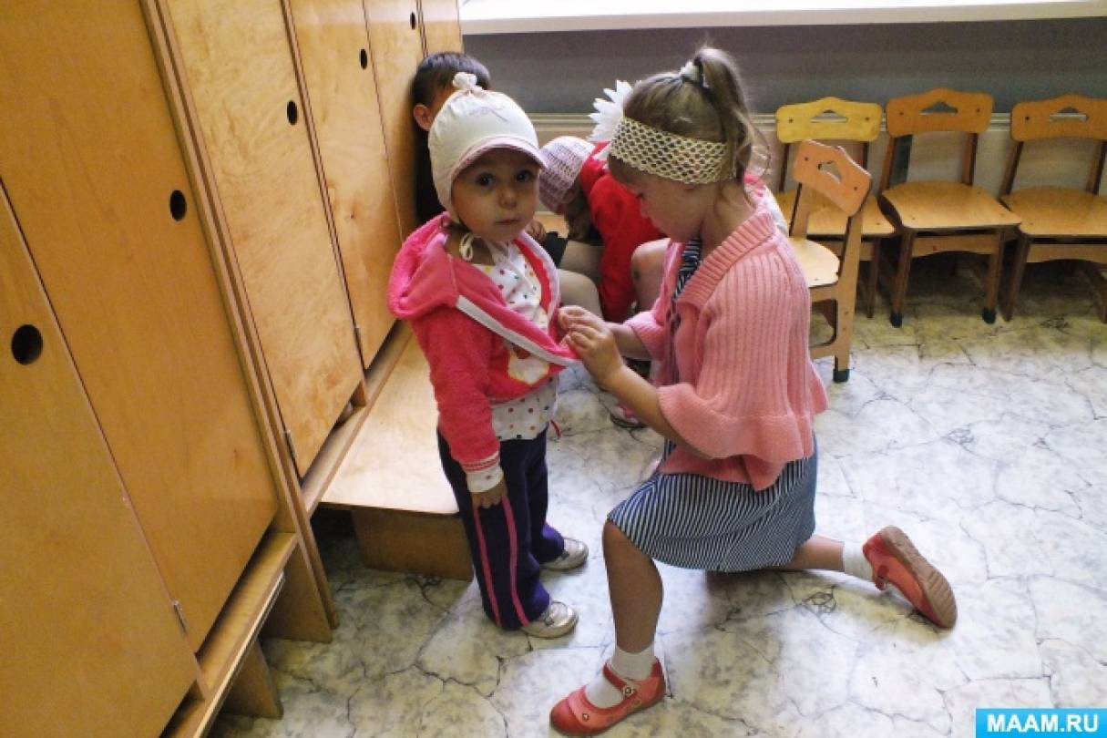 Шефство над малышами в детском саду. Наш класс взял шефство над малышами в детском саду. Наш класс шефство взял малышами над саду в детском саду. Шефство в детсаду Любительское фото.