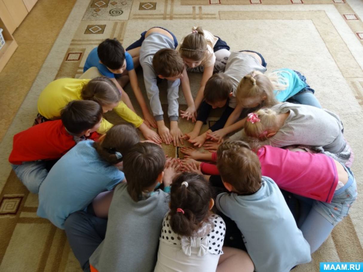 Коммуникативный занятие в младшей группе. Дети в детском саду. Тренинг для детей. Дети в кругу. Дети стоят в кругу в детском саду.