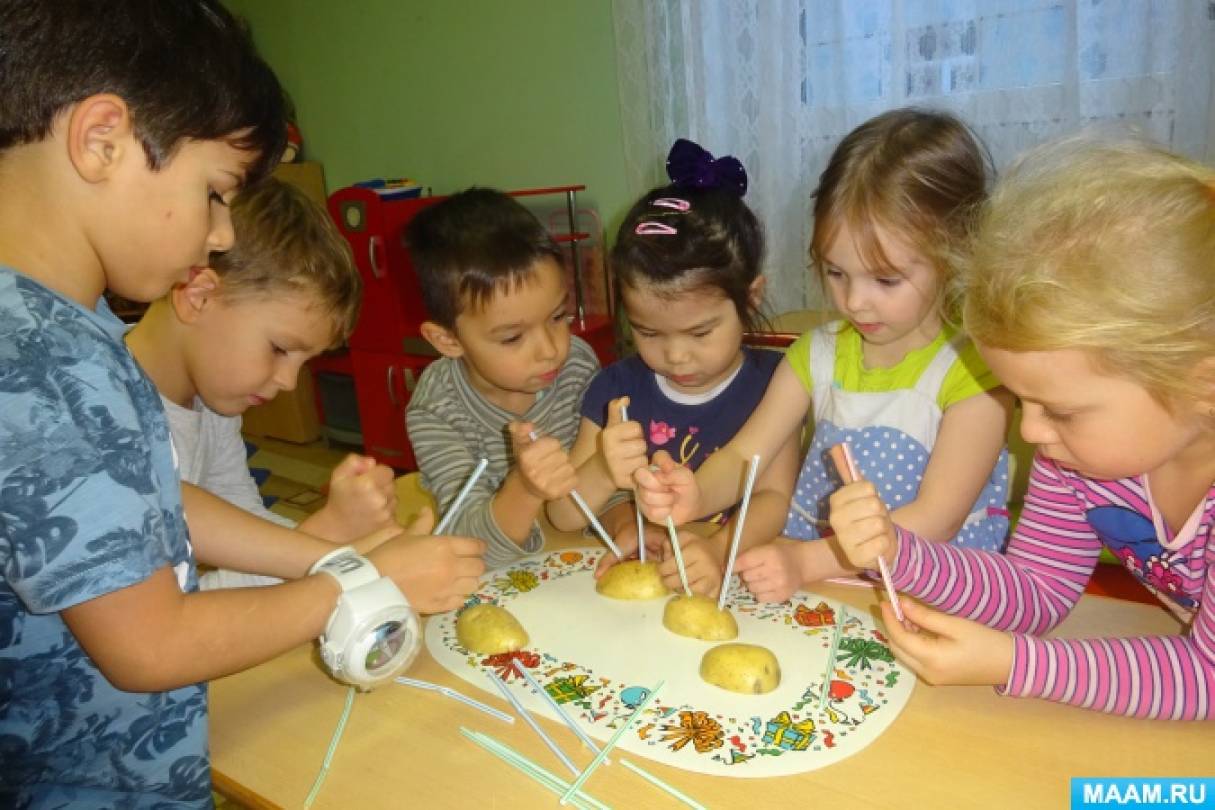 Занятие по исследовательской деятельности в старшей группе. Эксперименты в детском саду. Дети экспериментируют в детском саду. Опыты в ДОУ. Эксперименты в детском саду с картошкой.