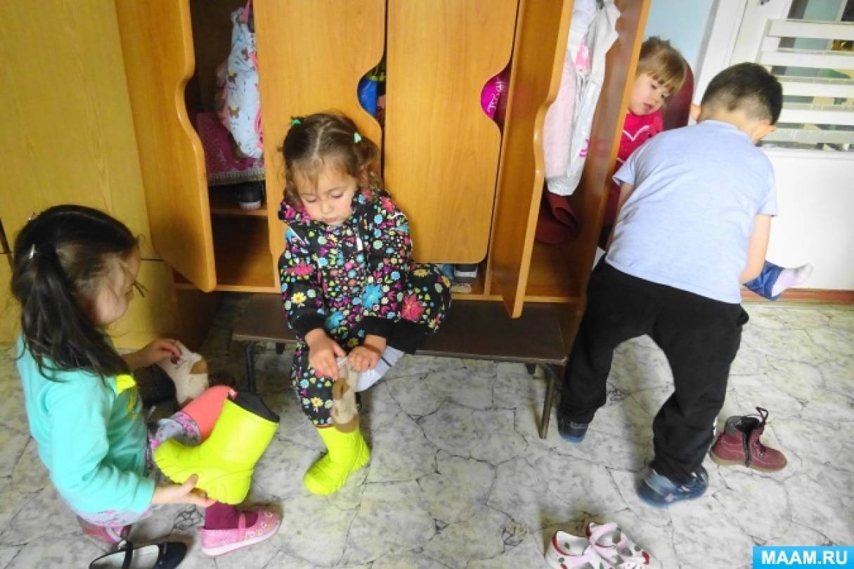 Воспитатель одевает детей на прогулку. Дети одеваются в детском саду. ребенок сам одевается в детском саду.