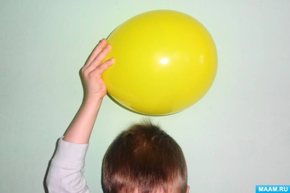 Эксперимент с шарами. Эксперимент с воздушным шариком. Надувает шарик. Дети надувают шарики. Фокусы с воздушными шариками для детей.