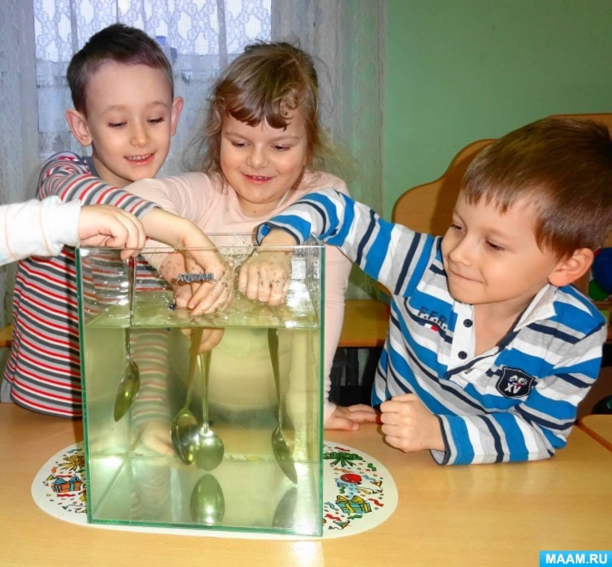 Опыт с водой для ребенка 4 лет. Детские опыты с водой. Экспериментирование с водой. Эксперименты в детском саду. Экспериментирование с водой в детском саду.