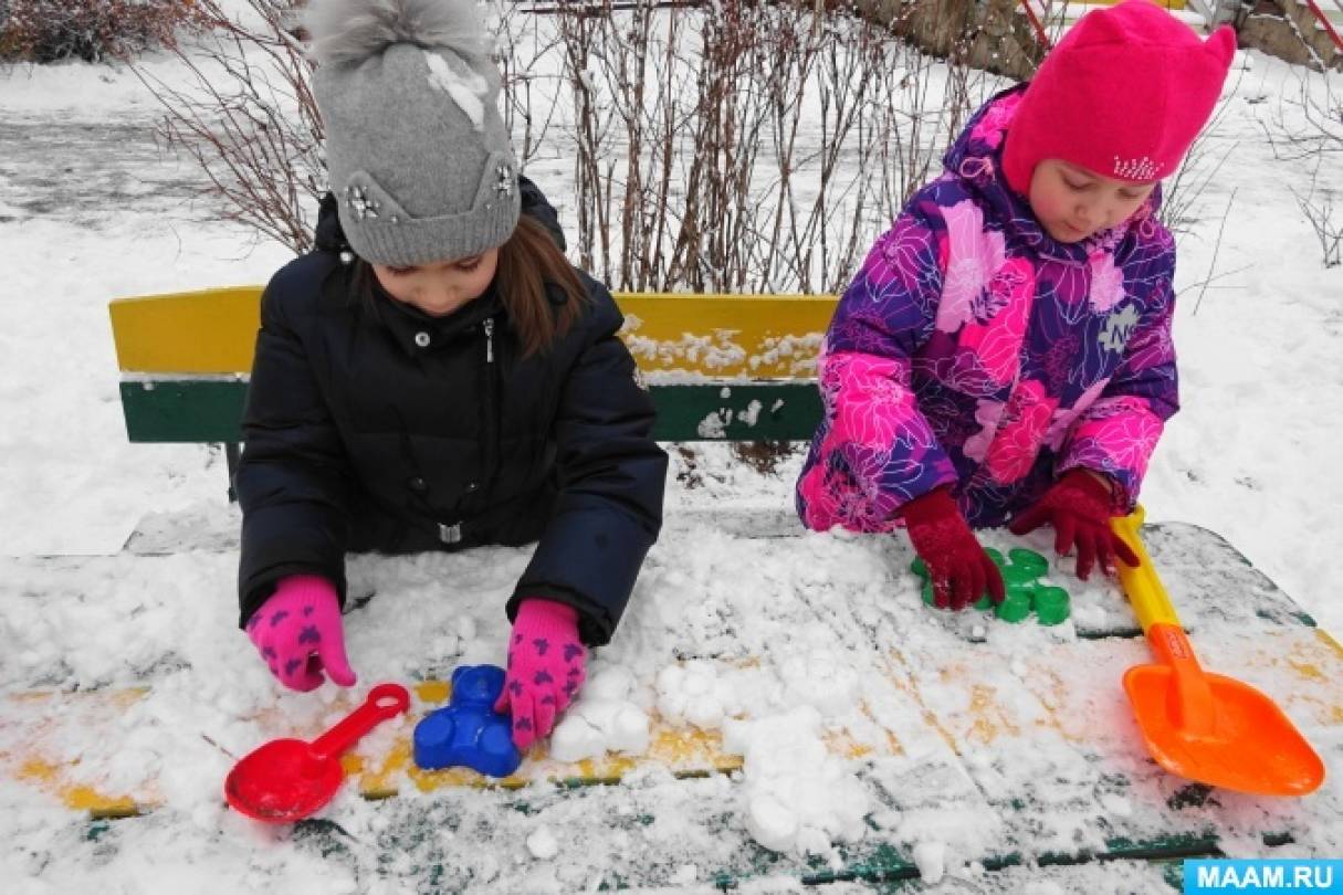 Играем со снегом. Игры со снегом. Игры со снегом в детском саду на прогулке. Игры на снегу для детей. Игры со снежками в детском саду на прогулке.