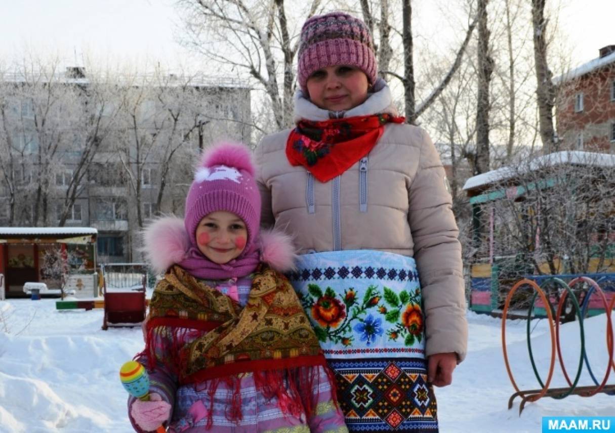 Смотреть фотографию №9 Фото №9 В дар колядующие рассыпают зерно в доме или на дворе хозяев и желают им богатого урожая