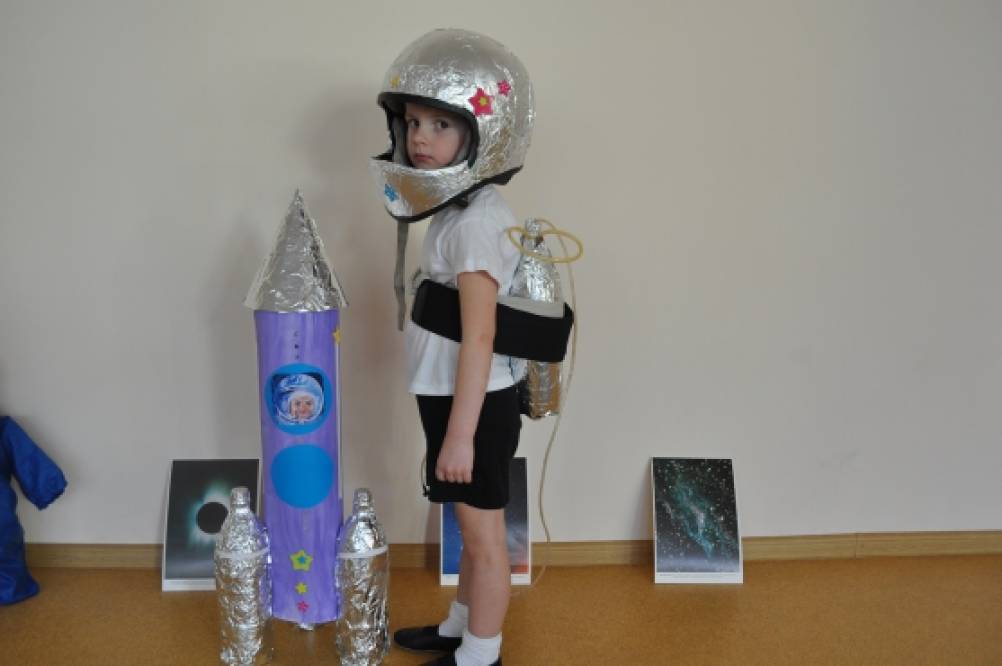 Костюм на день космонавтики для девочек. Костюм в сад на день космонавтики. Конкурс костюмов ко Дню космонавтики. Костюм ко Дню космонавтики в школу. Конкурс ко Дню космонавтики костюмы для детей.