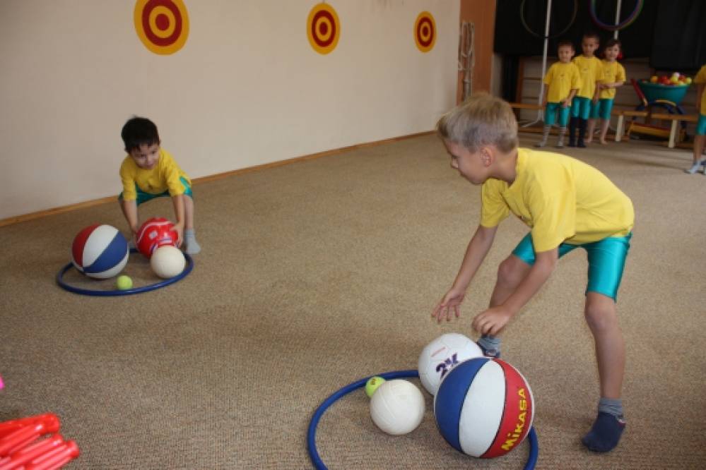 Игра в мяч 2 лет. Эстафеты с мячом для дошкольников. Игровая физкультура для дошкольников. Игровые упражнения с мячом. Игровые упражнения с мячом для дошкольников.