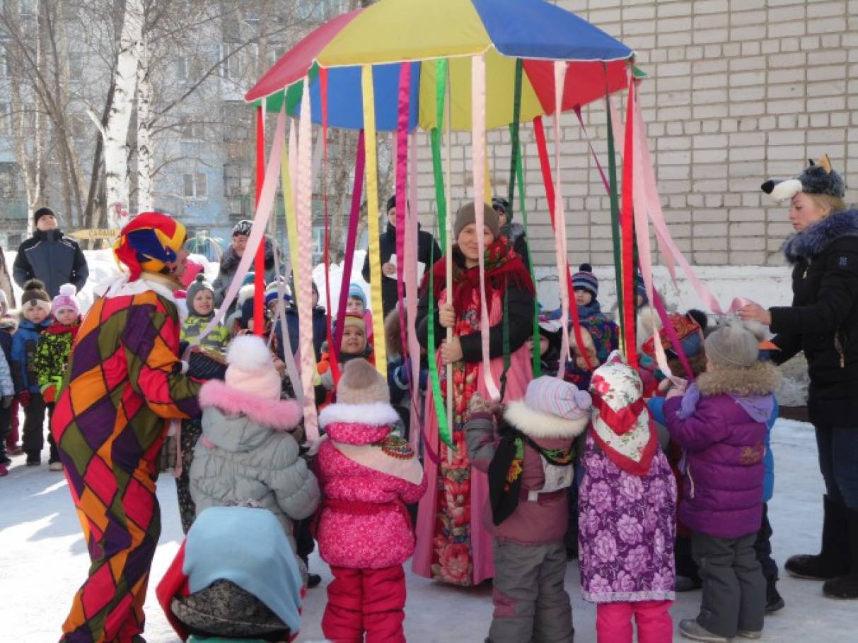 Масленица на улице подготовительная группа. Украшение площадки на Масленицу. Уличные украшения на Масленицу. Аттракционы на Масленицу. Атрибуты Масленицы.