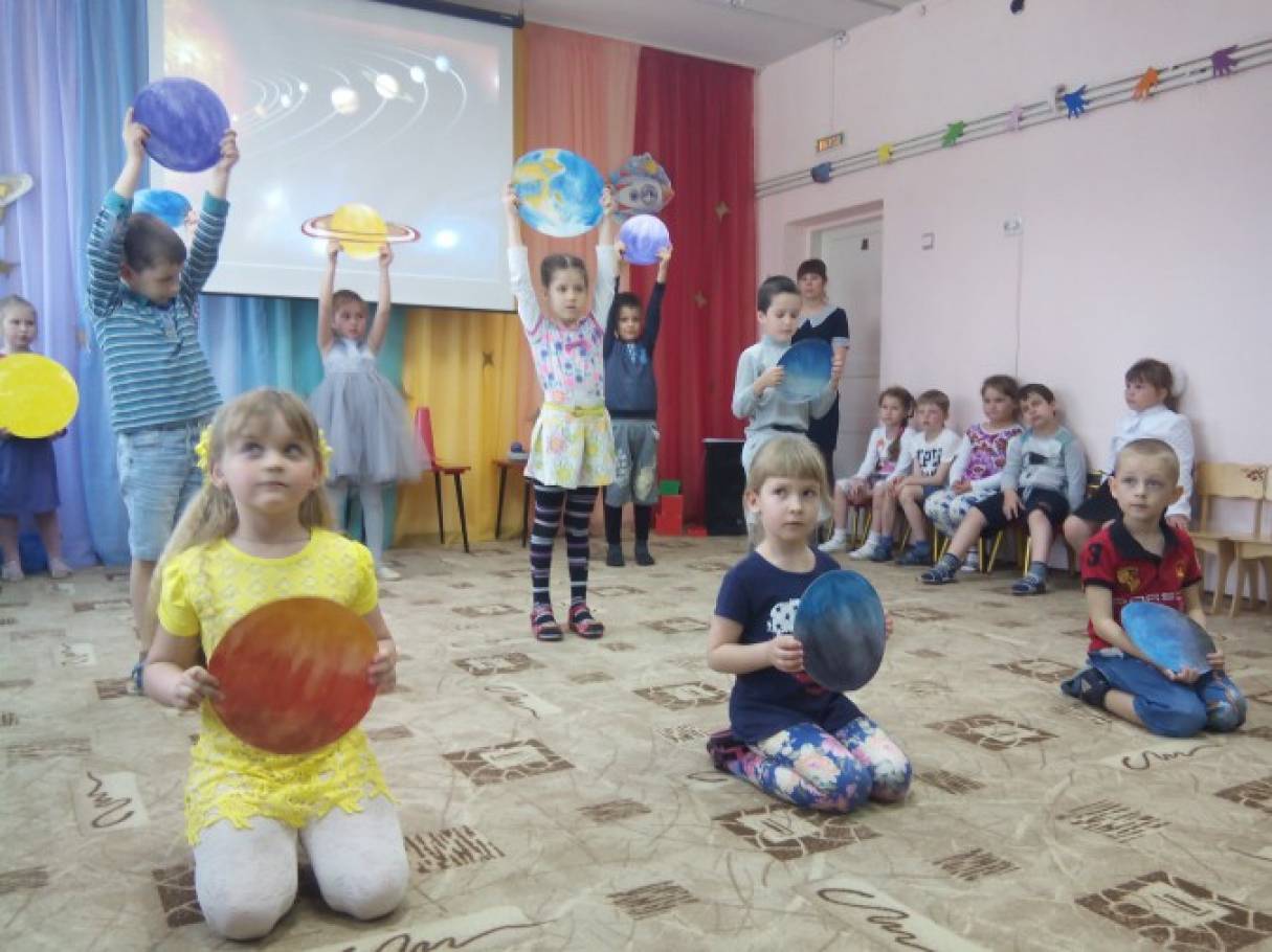 Развлечение космос средняя группа. Подготовительная группа утренник день космонавтики. Утренник в старшей группе ко Дню космонавтики. Эстафеты ко Дню космонавтики в детском саду. Эстафеты ко Дню космонавтики в детском саду подготовительная группа.