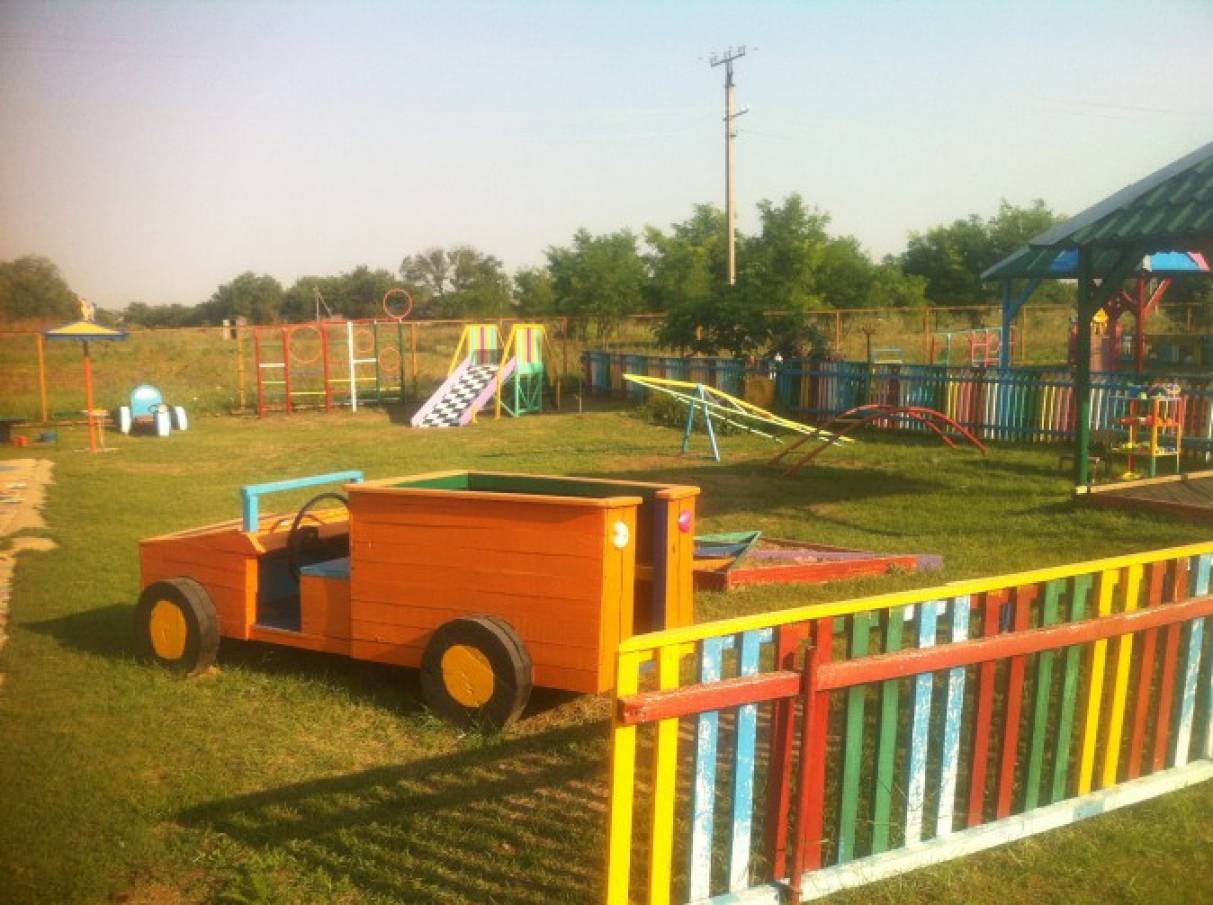 Благоустройство участка в детском саду. Игровая площадка в детском саду. Прогулочная площадка в детском саду. Площадка в детском саду. Ограждение детского сада площадок.