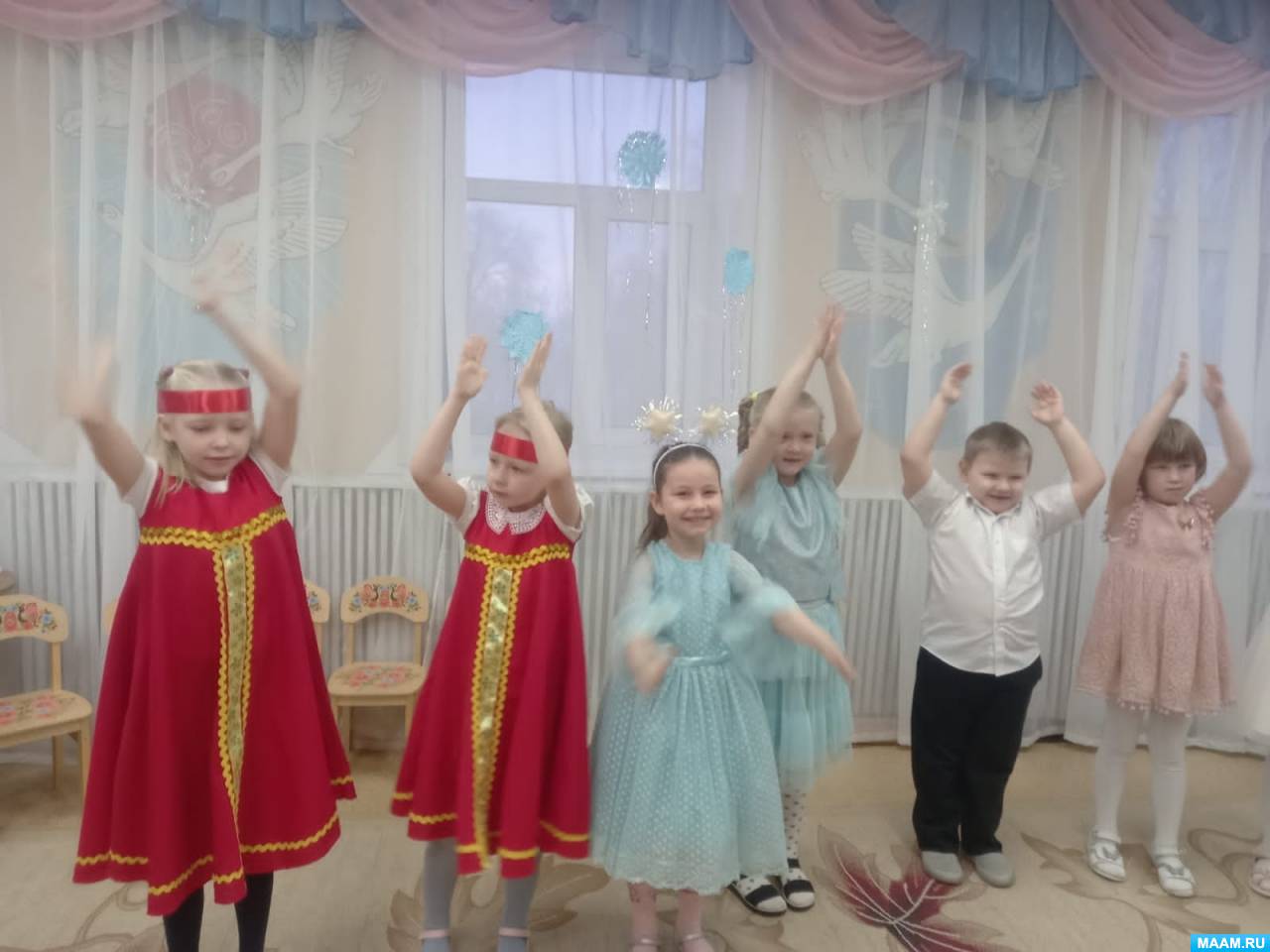 Дети поют в детском саду. Музыкальный руководитель в доу. Музыкальный руководитель в детском саду. Муз руководитель в детском саду. Музыкальное занятие в доу.