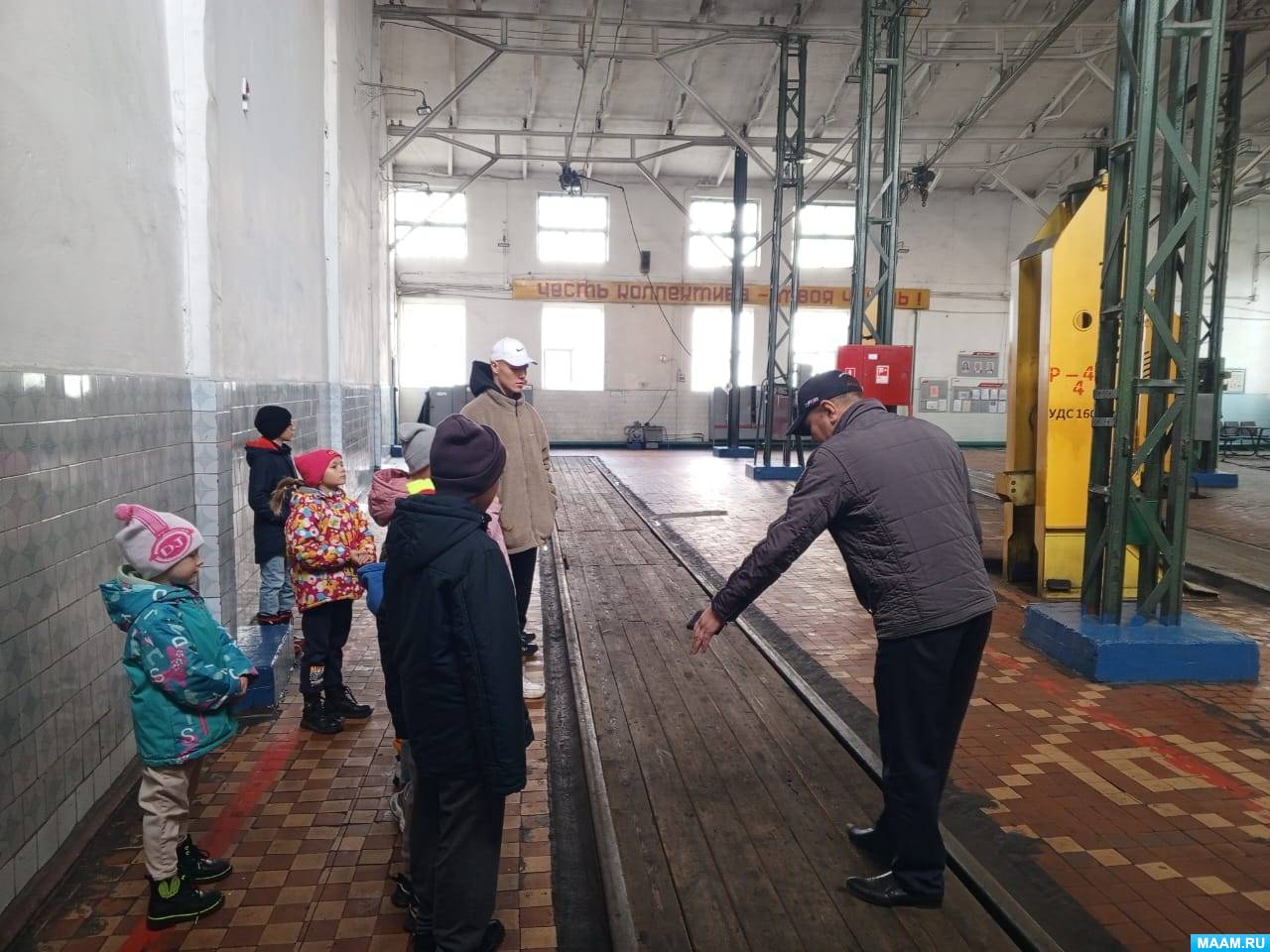 Фотоотчет о проведении с подростками ГКУ экскурсии в локомотивное депо. Знакомство с профессией машиниста