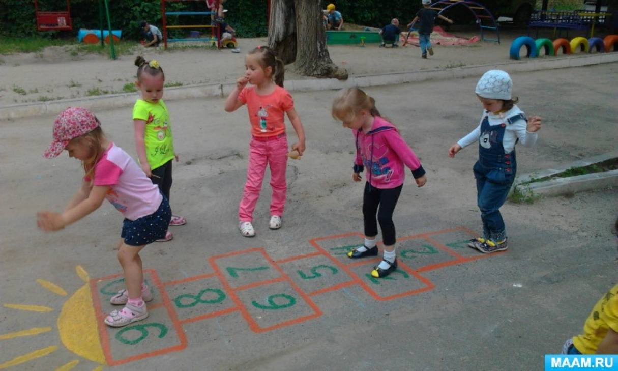 Подвижная игра домики. Дворовые игры классики. Дети играющие в классики. Дети во дворе. Классики в детском саду.