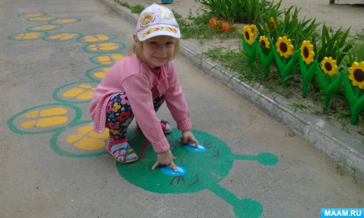 Гусеница нарисовать на асфальте